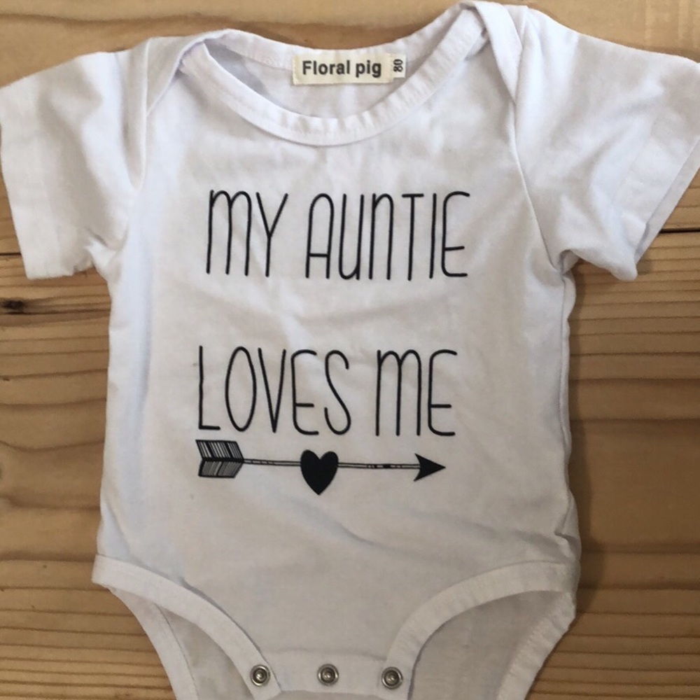Infant (3-6 months) MY AUNTIE LOVES ME Onesie